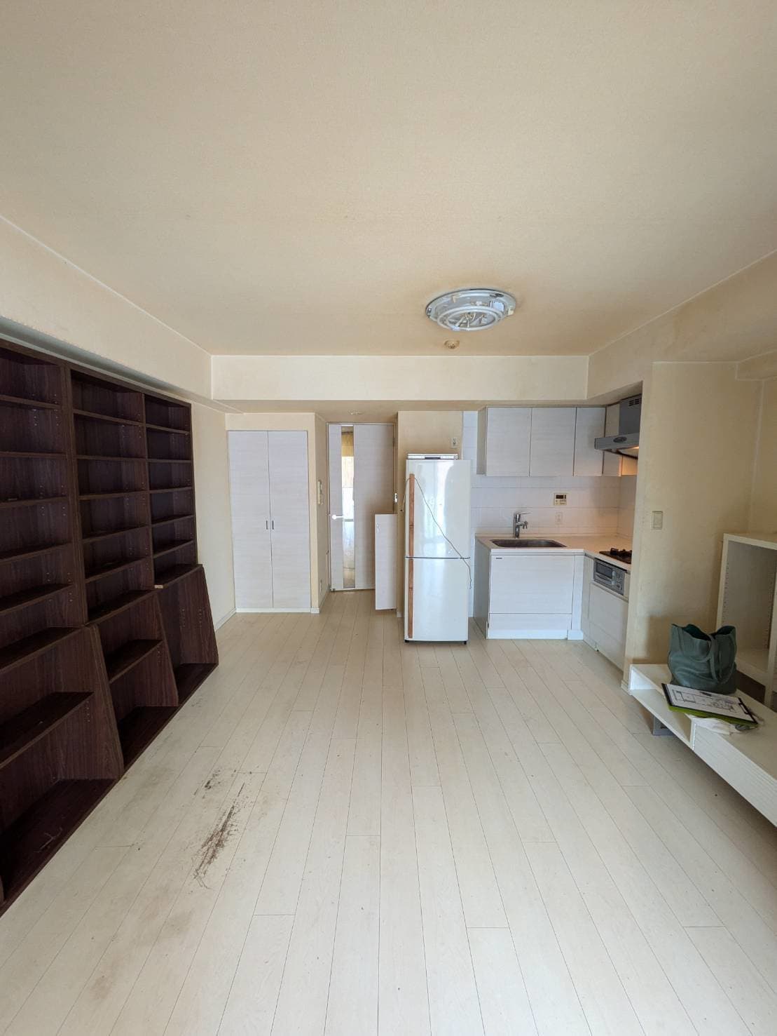 床上貼り、クロス貼り替え、電気工事、ウォシュレッド交換、塗装、シールコーキング打替、研磨コーティング