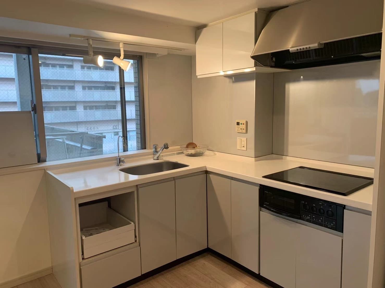 中央区 賃貸マンション 原状回復工事 キッチン扉交換施工後